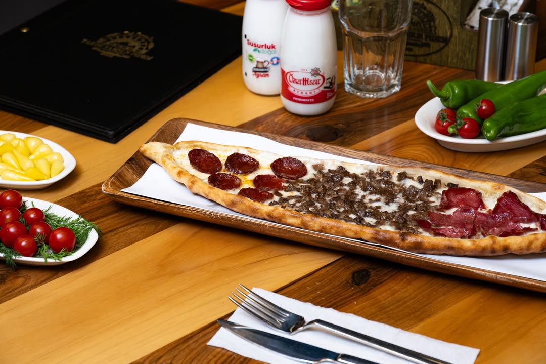 Kavurmalı Sucuklu Pastırmalı Pide