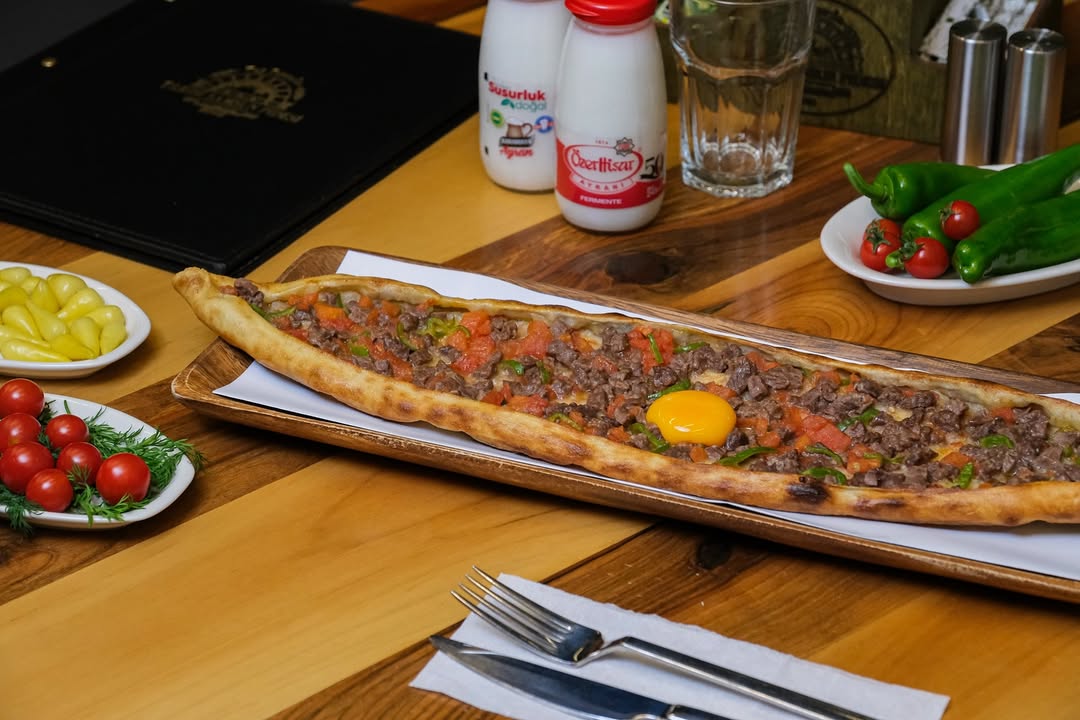 Kavurmalı Yumurtalı Pide